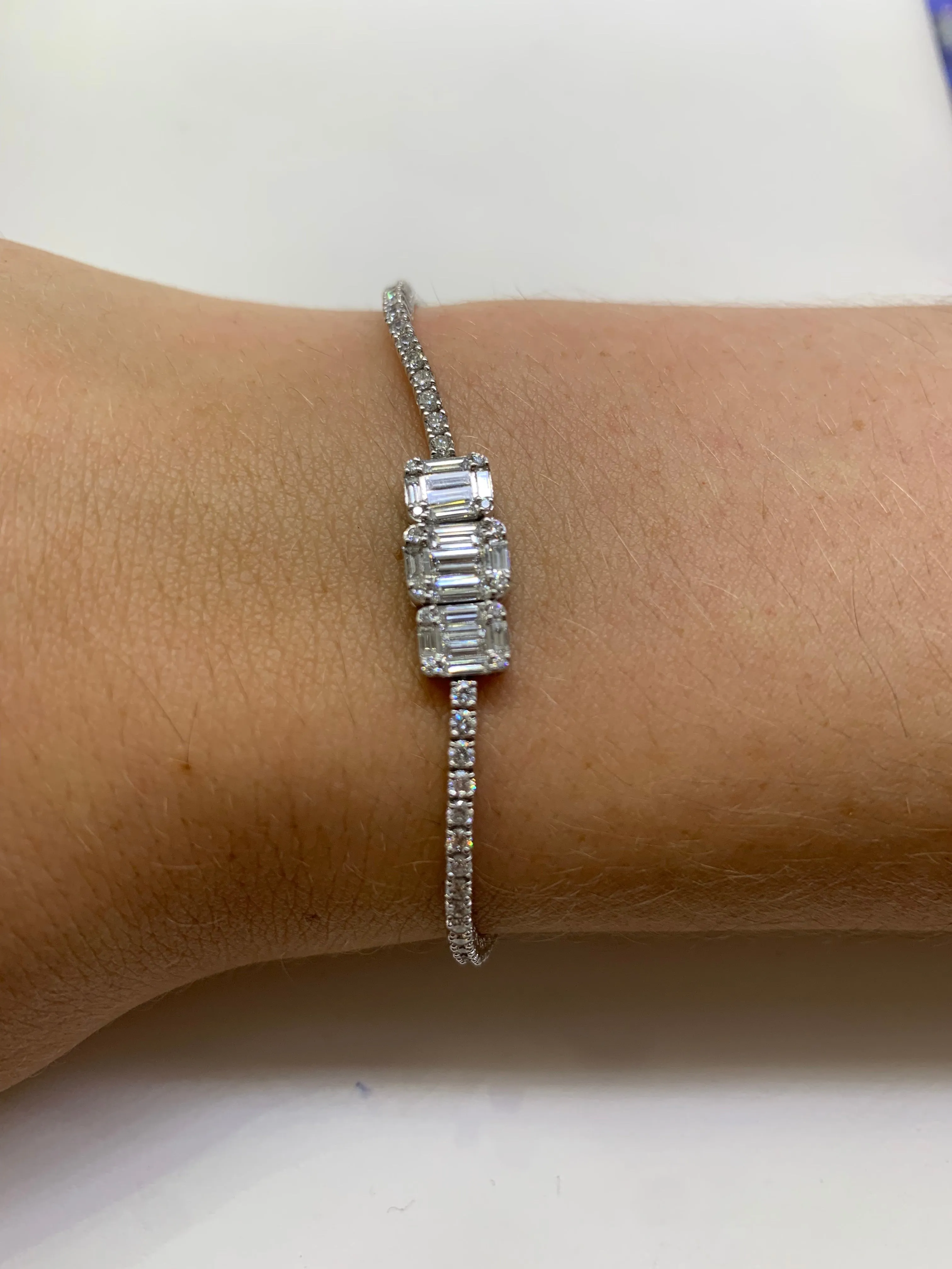 VVS/vs EF color high clarity diamonds set in a 18k Gold Tennis Ladies`Bracelet with Baguette and Round Diamonds